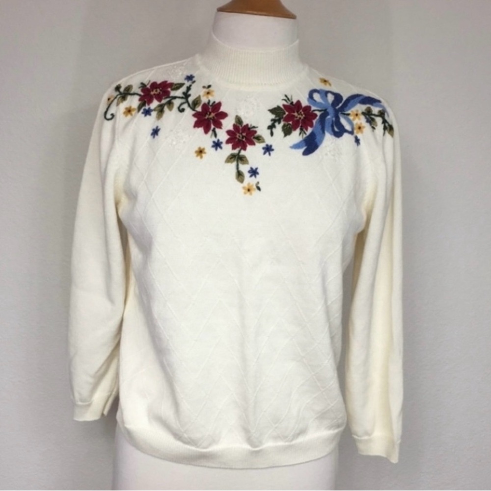 Alfred Dunner Cream Floral Embroidered Turtleneck Knit Sweater Size Small Girly